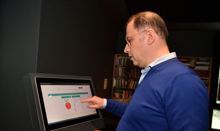 BELEDİYE BAŞKANI MEHMET MURAT ÇALIK-DİJİTAL SİSTEMİ KULLANIRKEN